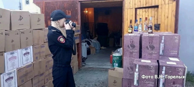 В свердловском гараже нашли склад поддельного алкоголя и сигарет