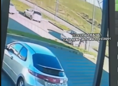 В поселке под Казанью легковушка едва не снесла четверых детей - видео 13/05/2026 &ndash; Новости