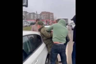 Появилось видео задержания подозреваемых в &laquo;продаже&raquo; мест в тылу для участников СВО из Татарстана