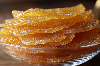 Беру корки от апельсинов, сахар и воду &mdash; через час на столе янтарное чудо к чаю. Слаще и полезнее любых конфет