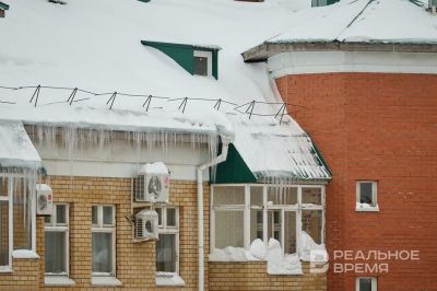 В Казани за сутки очистили 215 крыш от снега