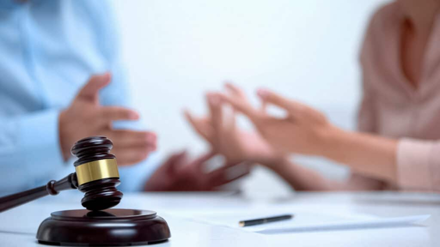 Адвокат Перизат Кайрат вступает в перепалку с потерпевшими