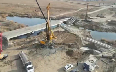 Смытый паводком мост Эмбы ремонтируют