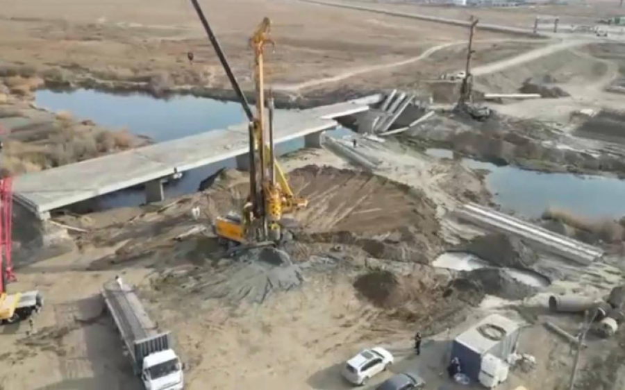 Смытый паводком мост Эмбы ремонтируют