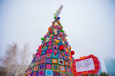 В Астане создали новогоднюю елочку в стиле құрақ-көрпе