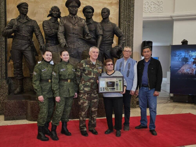 80-ЛЕТИЕ ПОБЕДЫ: родственникам погибшего в Великой Отечественной войне солдата из Казахстана передали его личные вещи