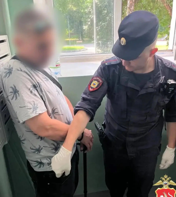 Полицейские поймали татарстанца, который раскладывал закладки в подъезде