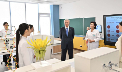 Президенту показали современные кабинеты для учебы и детского творчества