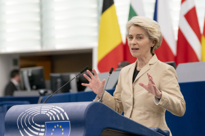Euractiv: Фон дер Ляйен начала регулярно носить пиджаки цвета хаки