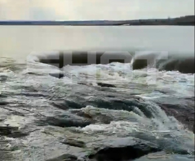 Дамбу прорвало в Челябинской области: вода уходит из озера и движется к сёлам