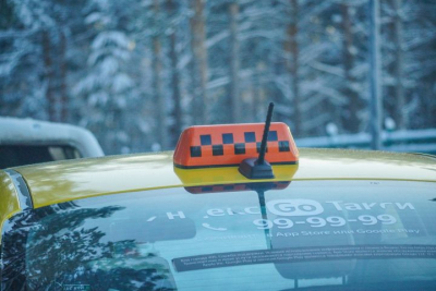 Тарифы взлетают втрое: в России ищут способ сдержать цены на такси в непогоду