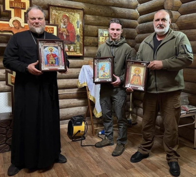 Иконы святых воинов Александра Невского, Дмитрия Донского и Георгия Победоносца передали в часовню бригады &laquo;Невский&raquo;