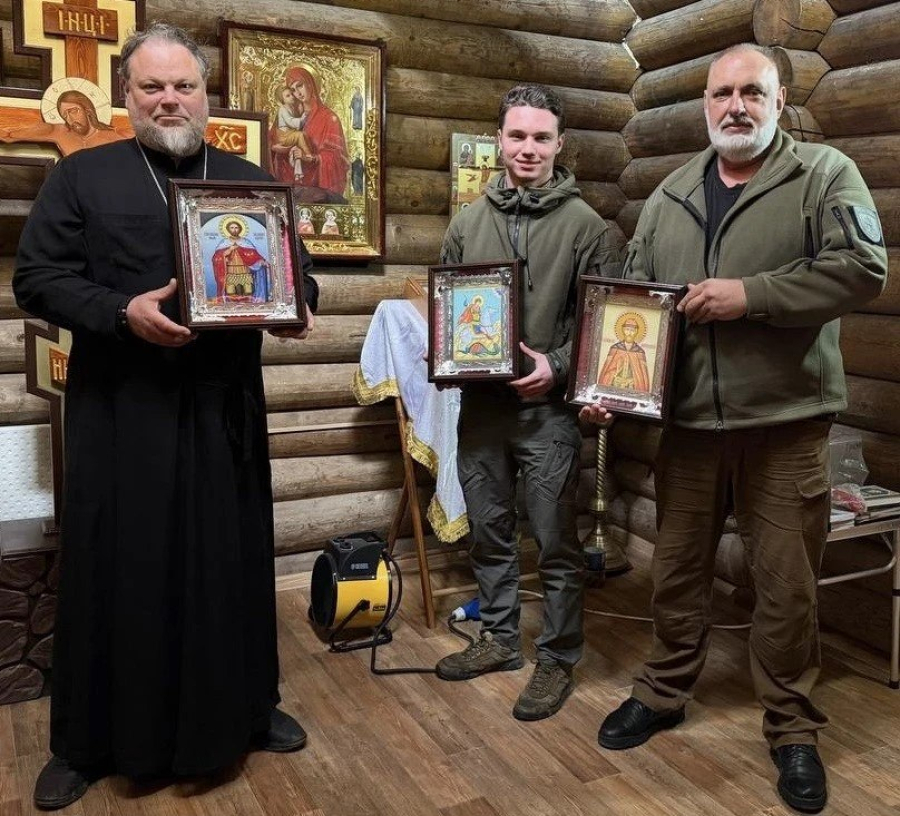 Иконы святых воинов Александра Невского, Дмитрия Донского и Георгия Победоносца передали в часовню бригады &laquo;Невский&raquo;