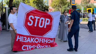 В Астане у здания «Астанагенплан» собрались жители