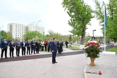 Ерлан Кошанов возложил цветы к памятнику Маншук Маметовой