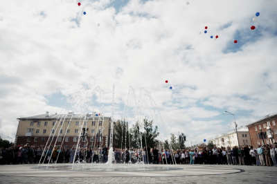 В Ревде открыли бассейн, фонтан и вручили ключи от квартир металлургам