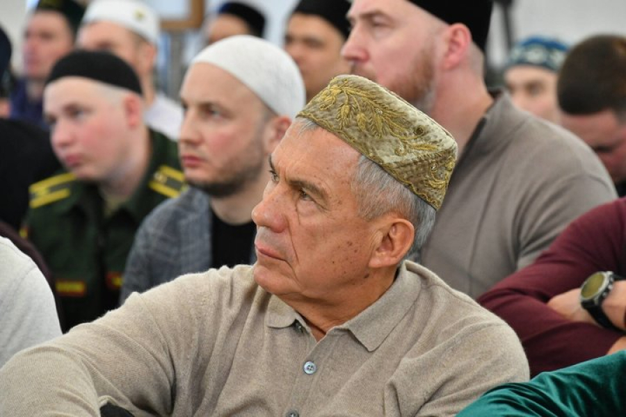 Раис Татарстана прочитал праздничный намаз в отреставрированной мечети села Айбаш Высокогорского района