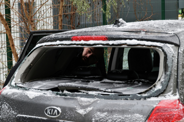 В Белгороде обломки дрона повредили автобус и легковой автомобиль