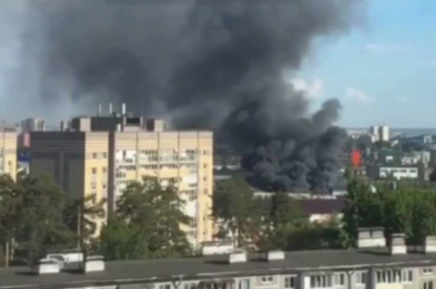 В Казани на улице Васильченко произошел пожар в цехе по производству автохимии