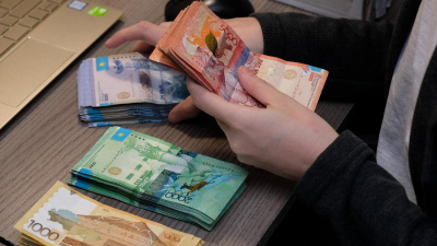 В каких сферах средние зарплаты больше миллиона тенге в Казахстане